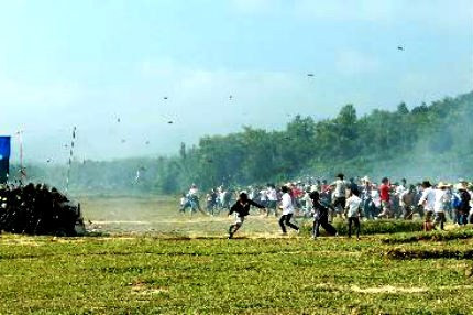 Giả lập tình huống chống bạo loạn. Ảnh: TTXVN