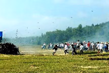 Giả lập tình huống chống bạo loạn. Ảnh: TTXVN