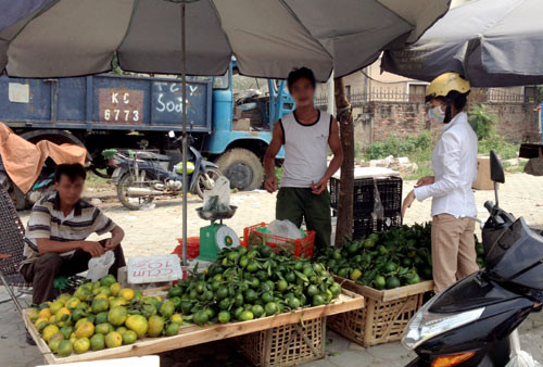 Tuy nhiên, theo nhiều người có thâm niên bán hàng hoa quả, "cam sành Hà Giang" giá siêu rẻ nói trên là hàng Trung Quốc. Tại chợ Long Biên, cam đóng hộp tre 17-18 kg/hộp, giá phổ biến khoảng 100.000 đồng. Tuy nhiên, theo nhiều người có thâm niên bán hàng hoa quả,