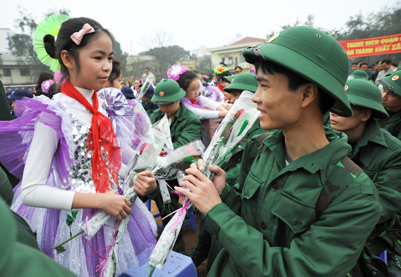 Đại diện thế hệ thiếu niên tặng hoa các tân binh