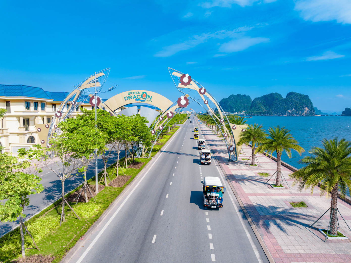 Tọa lạc ngay trên tuyến đường bao biển Hạ Long – Cẩm Phả, Green Dragon City Cẩm Phả sở hữu vị trí hiếm có khi nằm trên con đường duy nhất trên thế giới chạy xuyên suốt một kỳ quan thiên nhiên. Tọa lạc ngay trên tuyến đường bao biển Hạ Long – Cẩm Phả, Green Dragon City Cẩm Phả sở hữu vị trí hiếm có khi nằm trên con đường duy nhất trên thế giới chạy xuyên suốt một kỳ quan thiên nhiên.