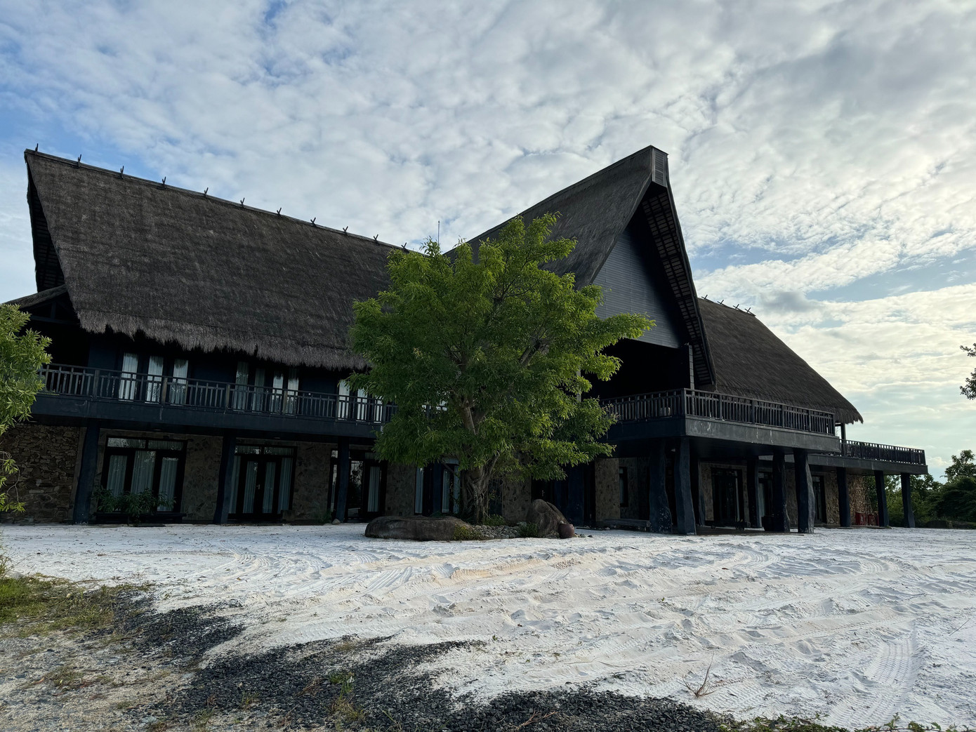 Nhà trên đồi cô độc trong núi rừng Tây Nguyên Nhà trên đồi cô độc trong núi rừng Tây Nguyên