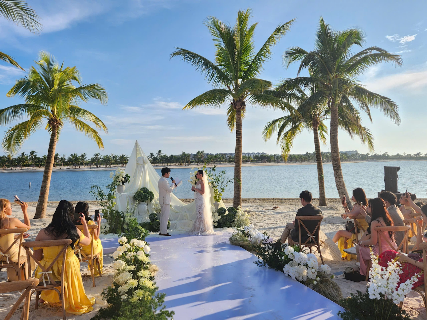 Không gian tiệc cưới lãng mạn bên bãi biển riêng của Khách sạn Dream Dragon Resort (nguồn Dream Dragon Resort)