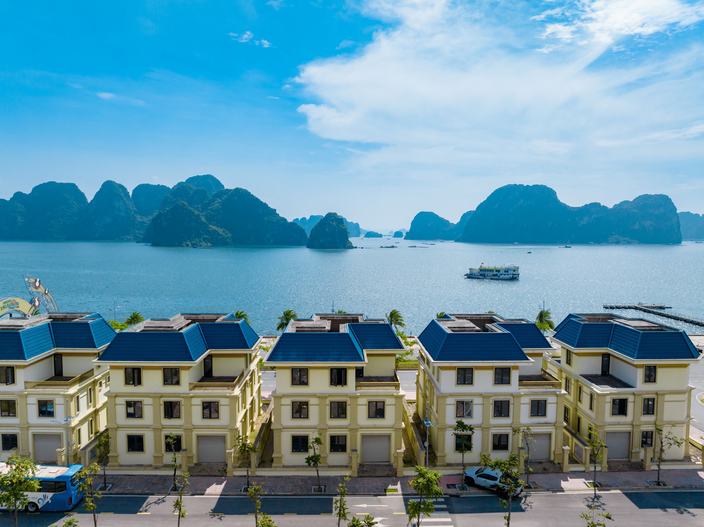 Hệ thống tiện ích nội khu hoàn hảo: bể bơi vô cực, trung tâm thương mại, nhà hàng cao cấp, phòng gym, spa… mang đến phong cách sống thượng lưu. Hệ thống tiện ích nội khu hoàn hảo: bể bơi vô cực, trung tâm thương mại, nhà hàng cao cấp, phòng gym, spa… mang đến phong cách sống thượng lưu.