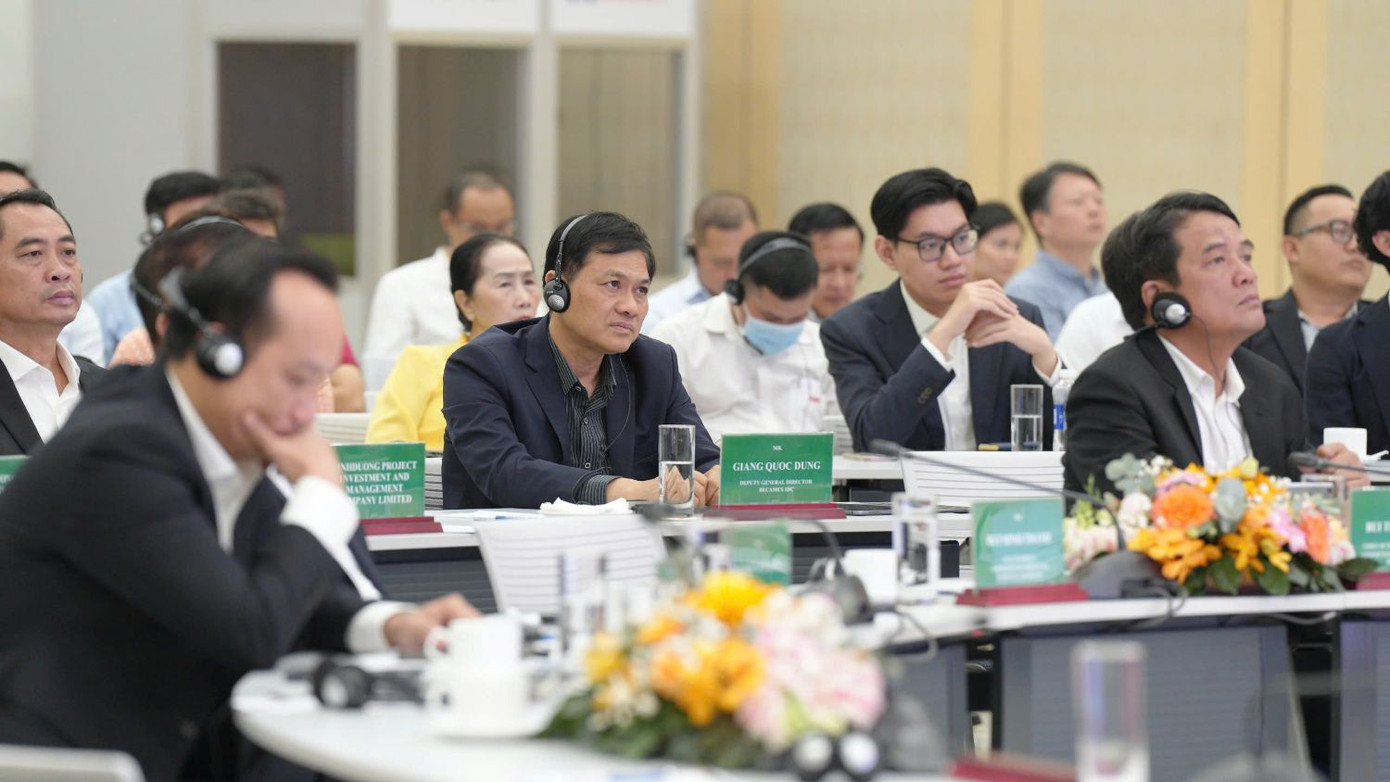 Các đại biểu lắng nghe tham luận của chuyên gia