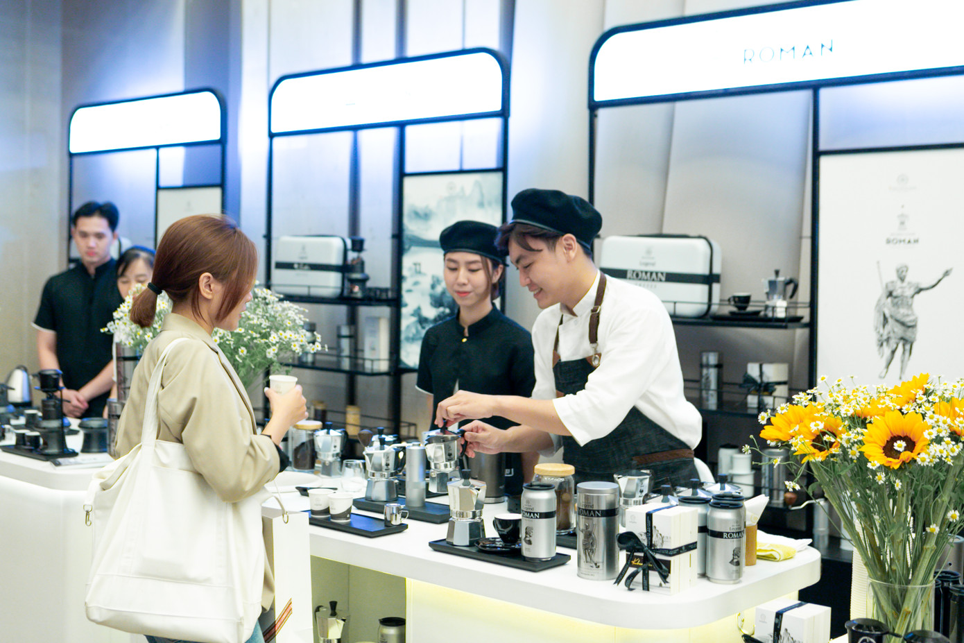 Trung Nguyên Legend mang đến những thức uống cà phê tuyệt hảo mang hương vị cà phê Robusta Buôn Ma Thuột phục vụ đông đảo khách mời, đại biểu tại Họp báo Lễ hội cà phê Buôn Ma Thuột. Trung Nguyên Legend mang đến những thức uống cà phê tuyệt hảo mang hương vị cà phê Robusta Buôn Ma Thuột phục vụ đông đảo khách mời, đại biểu tại Họp báo Lễ hội cà phê Buôn Ma Thuột.