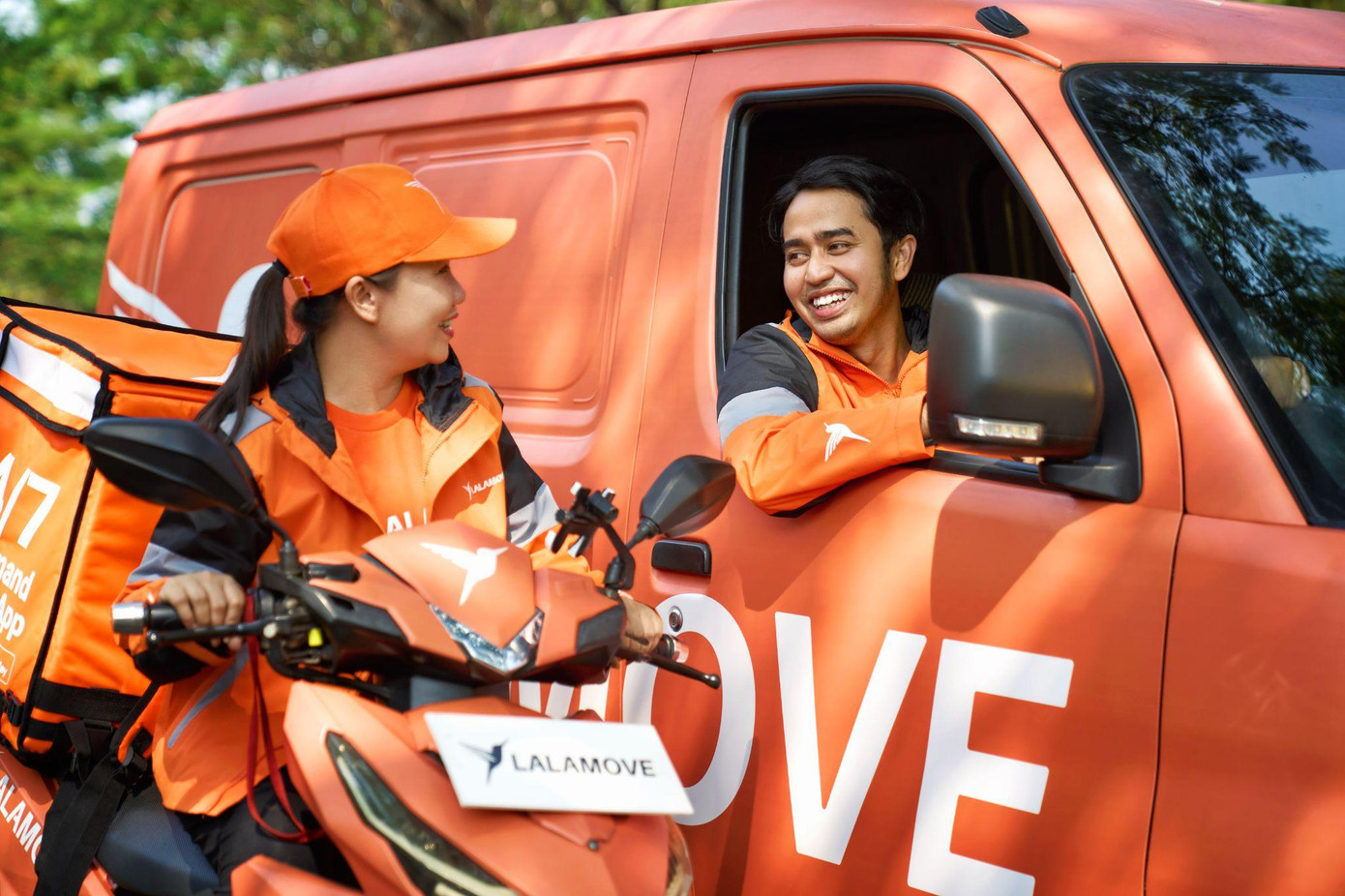 Lalamove sở hữu đội xe máy - xe van - xe tải giao hàng khắp mọi tỉnh thành.