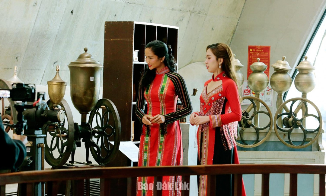 Đại sứ truyền thông Lễ hội Cà phê Buôn Ma Thuột lần thứ 9 năm 2025 H’Hen Niê và Đinh Thị Hoa thích thú tìm hiểu về lịch sử, văn hóa cà phê thế giới tại Bảo tàng Thế giới cà phê. (Nguồn hình: Báo Đắk Lắk)
