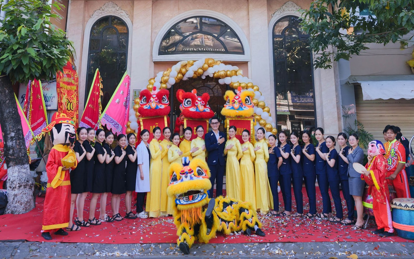 Múa lân khai xuân với “cơn mưa” lì xì may mắn dành cho khách hàng tại chuỗi hệ thống Viện thẩm mỹ DIVA.