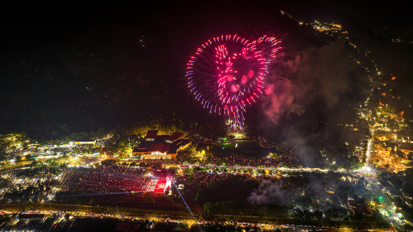 Màn pháo hoa mãn nhãn trong đêm nghệ thuật đã chính thức mở ra mùa lễ Hội xuân quy mô lớn nhất trong năm tại núi Bà Đen. Kéo dài suốt tháng Giêng, Hội xuân núi Bà dự đoán sẽ đón hàng triệu người dân và du khách từ khắp các tỉnh thành đến với Tây Ninh. Đặc biệt, vào Rằm tháng Giêng, chân núi Bà sẽ tiếp tục chứng kiến hàng ngàn người dân ngủ lại để đón nhận nguồn năng lượng mạnh mẽ từ ngọn núi thiêng này.