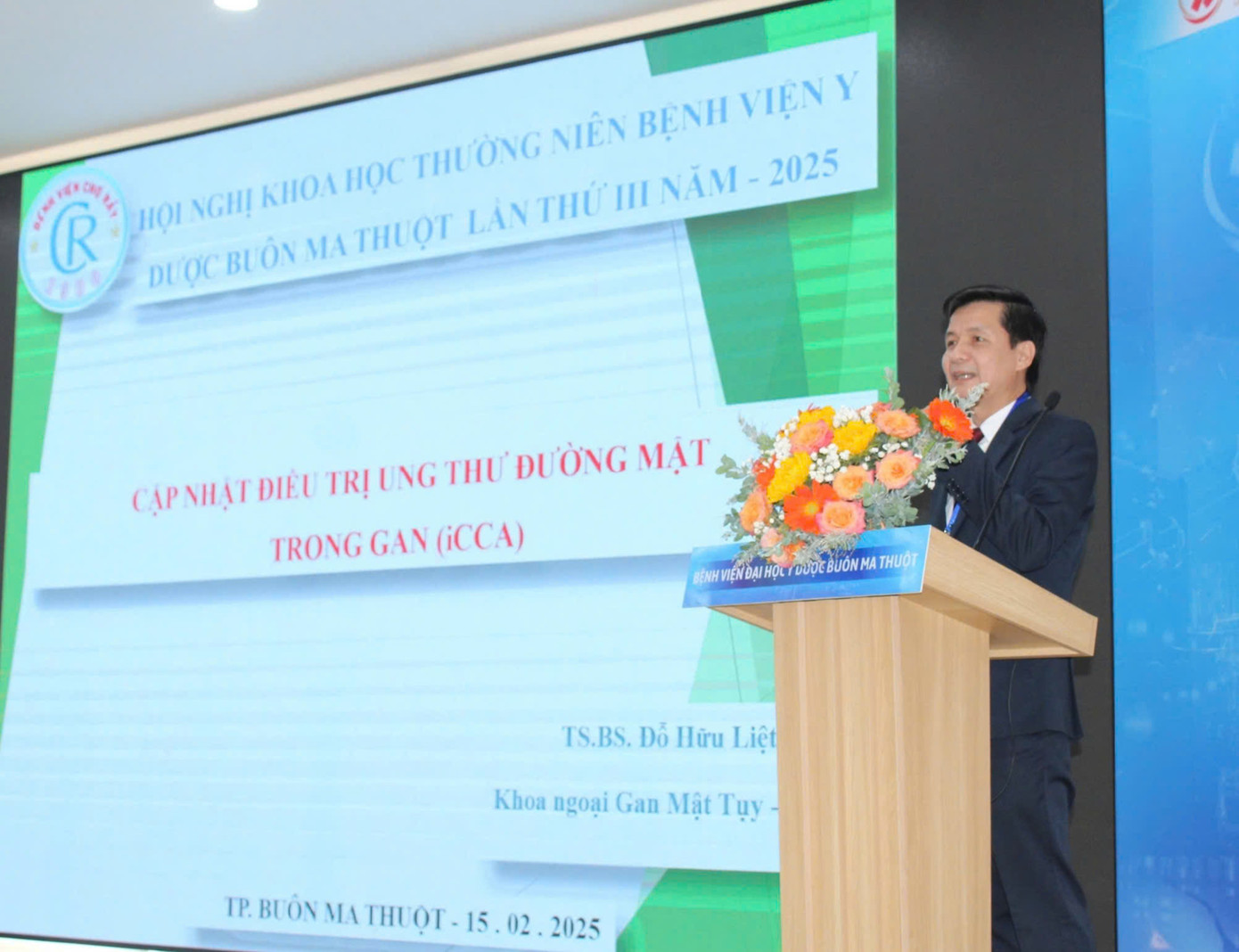 Các chuyên gia, bác sĩ trình bày các báo cáo khoa học