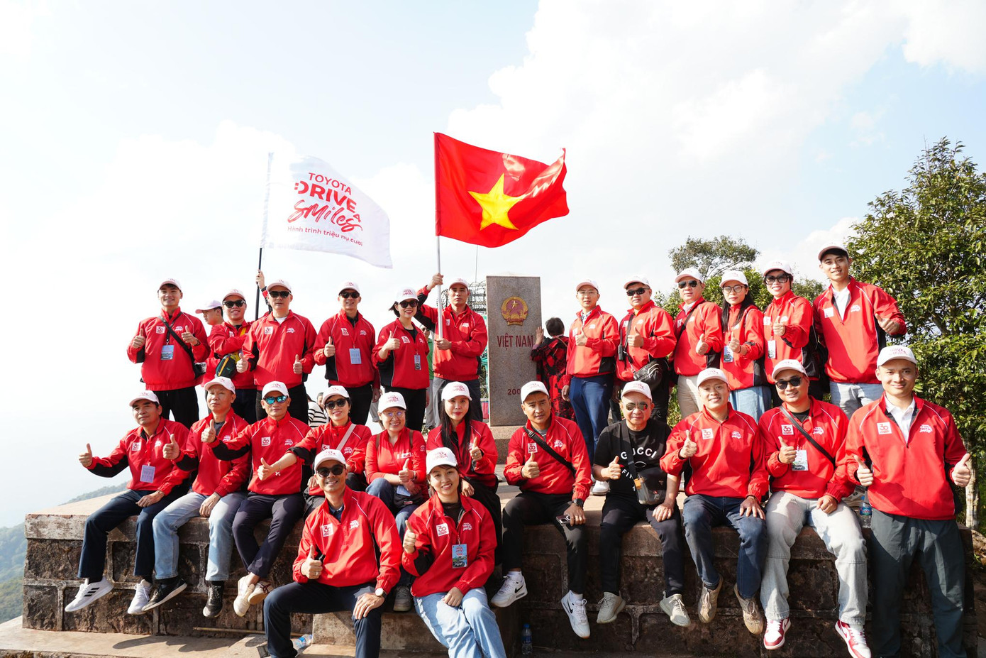 Cả đoàn hào hứng check-in tại cột mốc 0 số. Cả đoàn hào hứng check-in tại cột mốc 0 số.