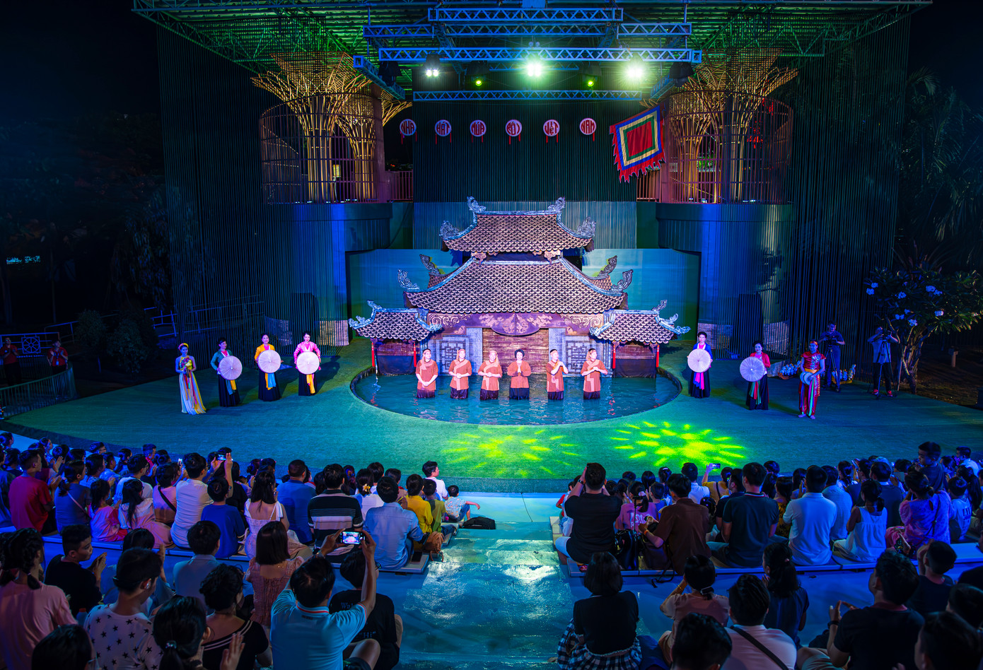 Phát triển kinh tế đêm ở Việt Nam vẫn vướng “điểm nghẽn” chính sách. Trong ảnh: Show diễn “Rối Việt” trong nhà hát Ầu Ơ Đà Nẵng tại Da Nang Downtown