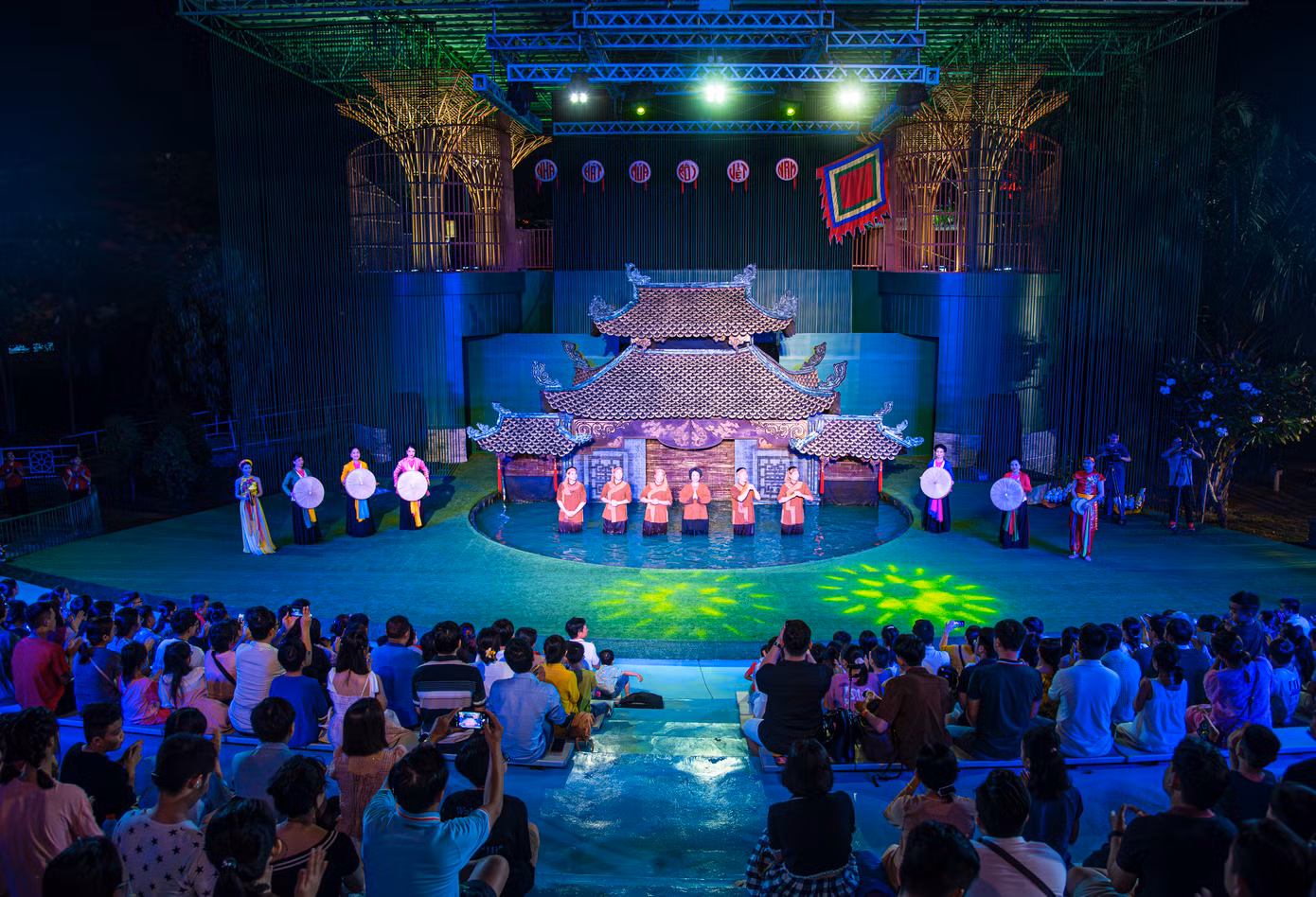 Phát triển kinh tế đêm ở Việt Nam vẫn vướng “điểm nghẽn” chính sách. Trong ảnh: Show diễn “Rối Việt” trong nhà hát Ầu Ơ Đà Nẵng tại Da Nang Downtown