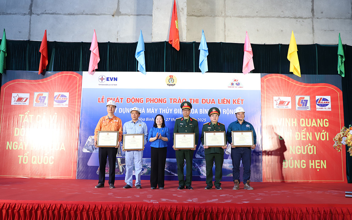 Lãnh đạo Tổng Liên đoàn lao động Việt Nam trao tặng Bằng khen của Ban Chấp hành Tổng Liên đoàn cho các tập thể, cá nhân có thành tích xuất sắc trong quá trình thi công xây dựng dự án NMTĐ Hòa Bình mở rộng vừa qua