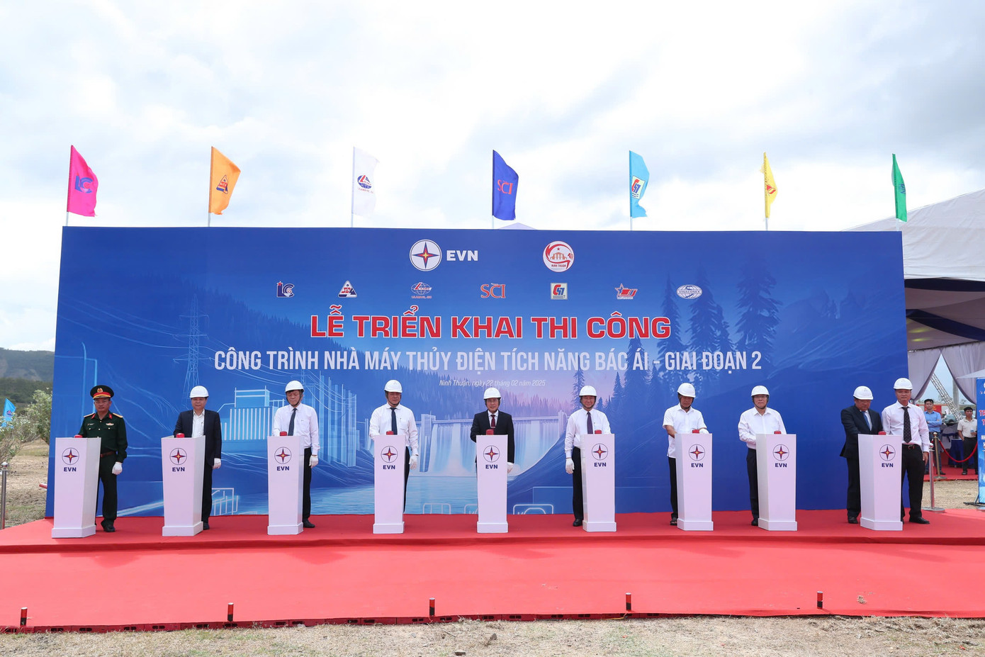 Các đại biểu bấm nút khởi công dự án thủy điện tích năng Bác Ái