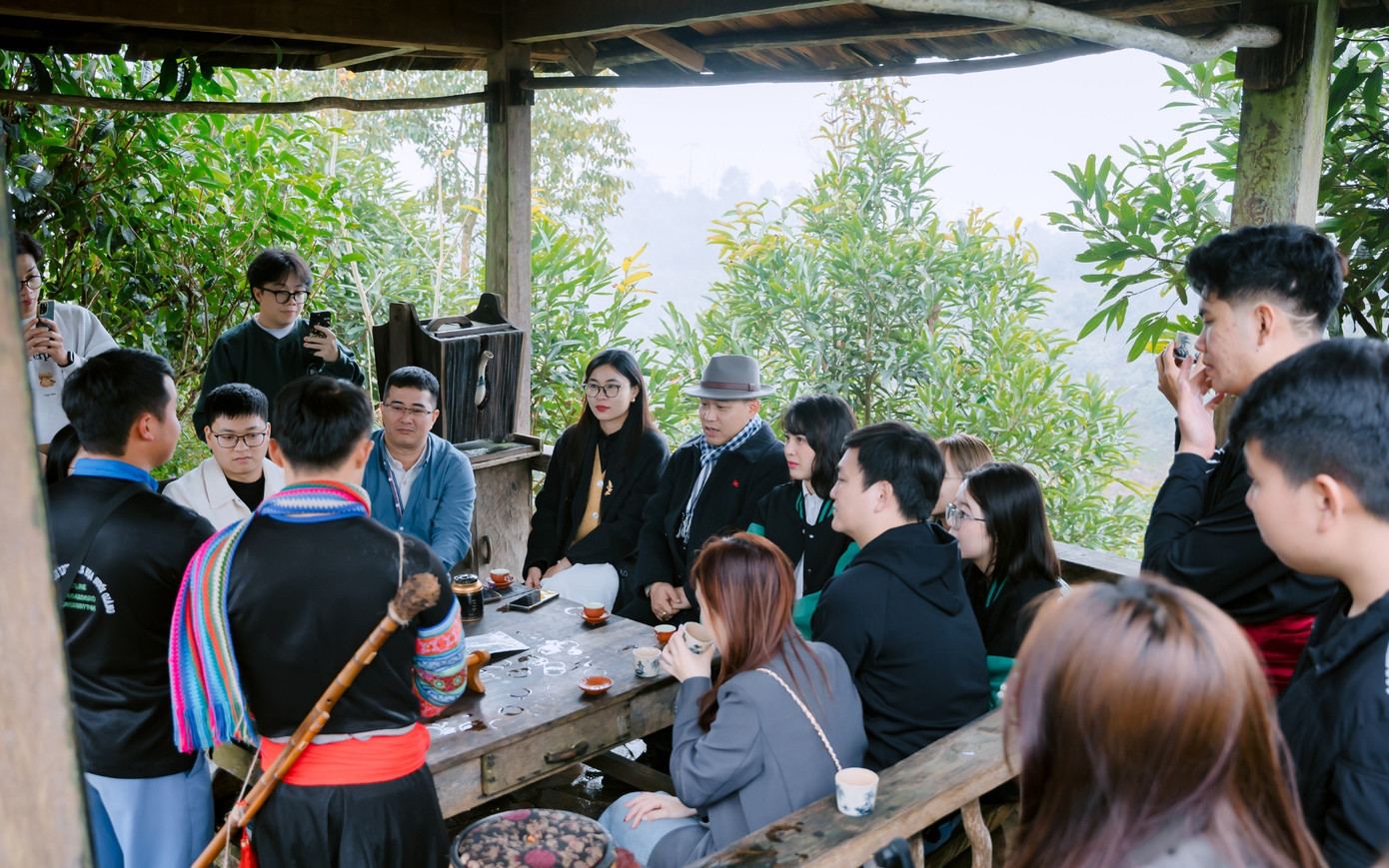 Nghệ nhân trà Đào Đức Hiếu hướng dẫn đội ngũ Yi He Tang Việt Nam trong chuyến đi thực tế đến Suối Giàng, Văn Chấn, Yên Bái. (Nguồn: Yi He Tang Việt Nam)