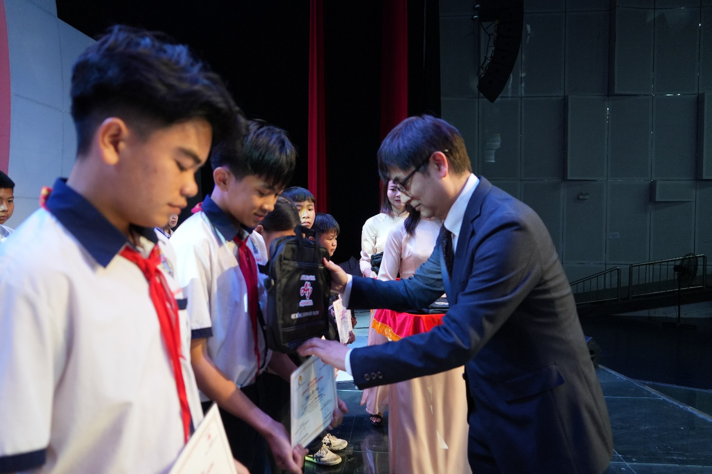 Ông Takayuki Kubota – Giám đốc Công ty Ajinomoto Việt Nam động viên và chúc mừng các em học sinh được nhận học bổng