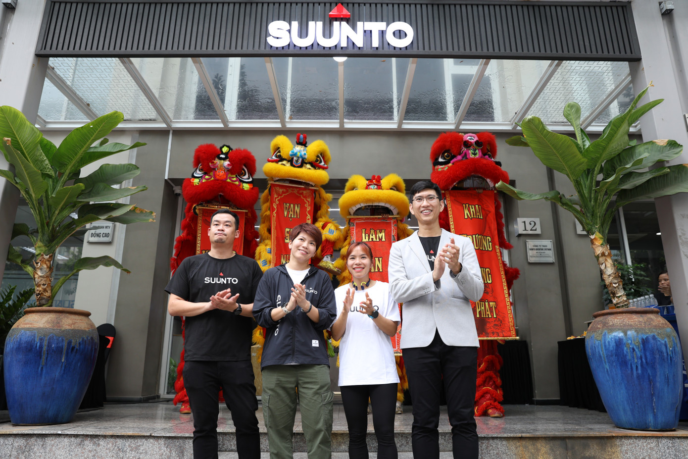 Đại sứ thương hiệu SUUNTO, VĐV Hà Hậu chúc mừng khai trương showroom đầu tiên của SUUNTO tại Việt Nam.