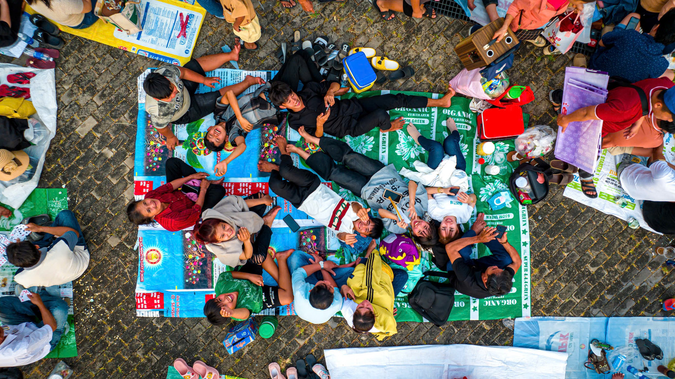 Người dân trải chiếu chơi hội Nguyên tiêu tại chân núi Bà Đen. Ảnh: Minh Tú - Bùi Văn Hải