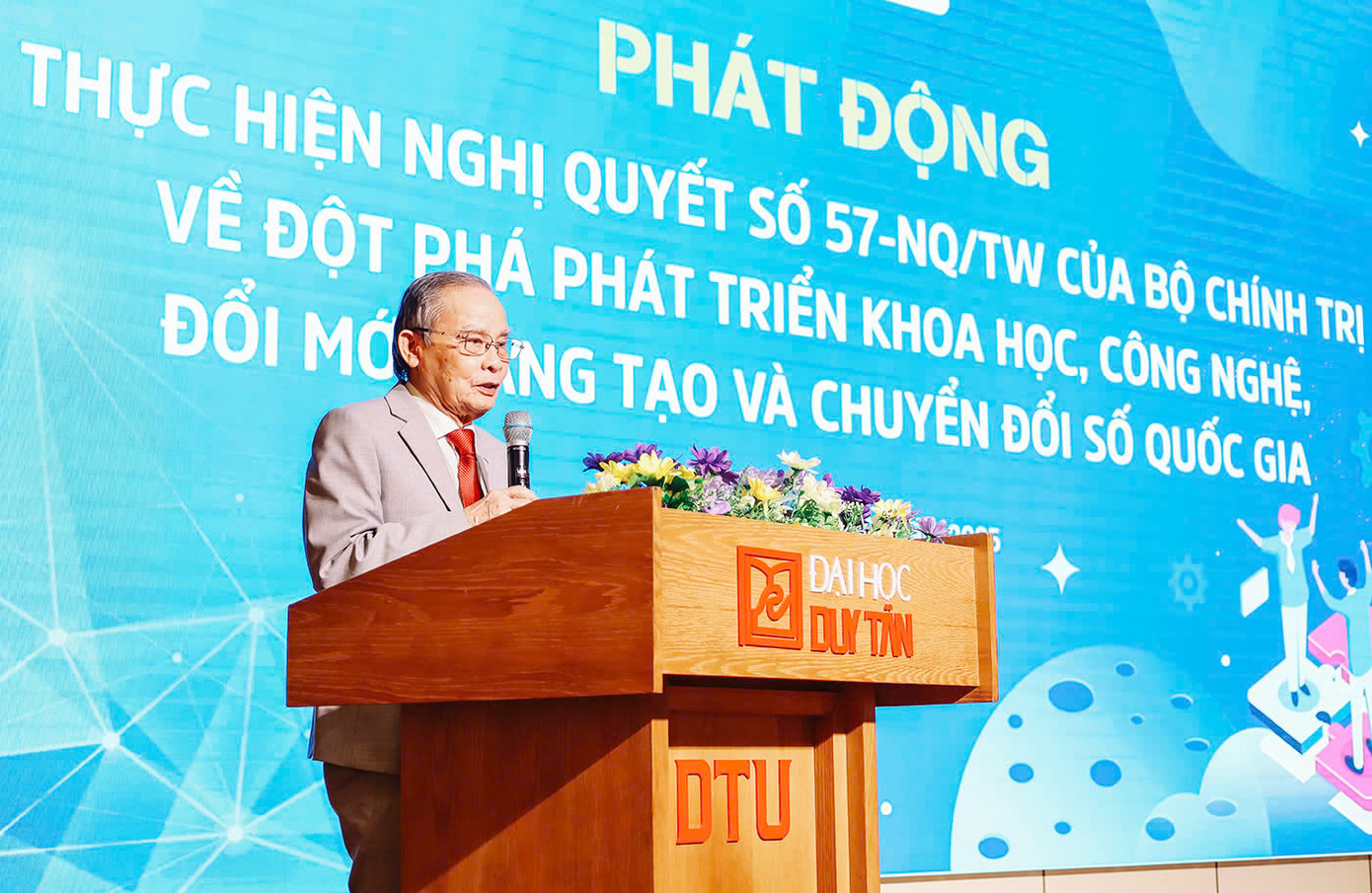 Anh hùng Lao động, Nhà giáo Ưu tú Lê Công Cơ - Chủ tịch Hội đồng ĐH Duy Tân phát biểu tại buổi Phát động Anh hùng Lao động, Nhà giáo Ưu tú Lê Công Cơ - Chủ tịch Hội đồng ĐH Duy Tân phát biểu tại buổi Phát động