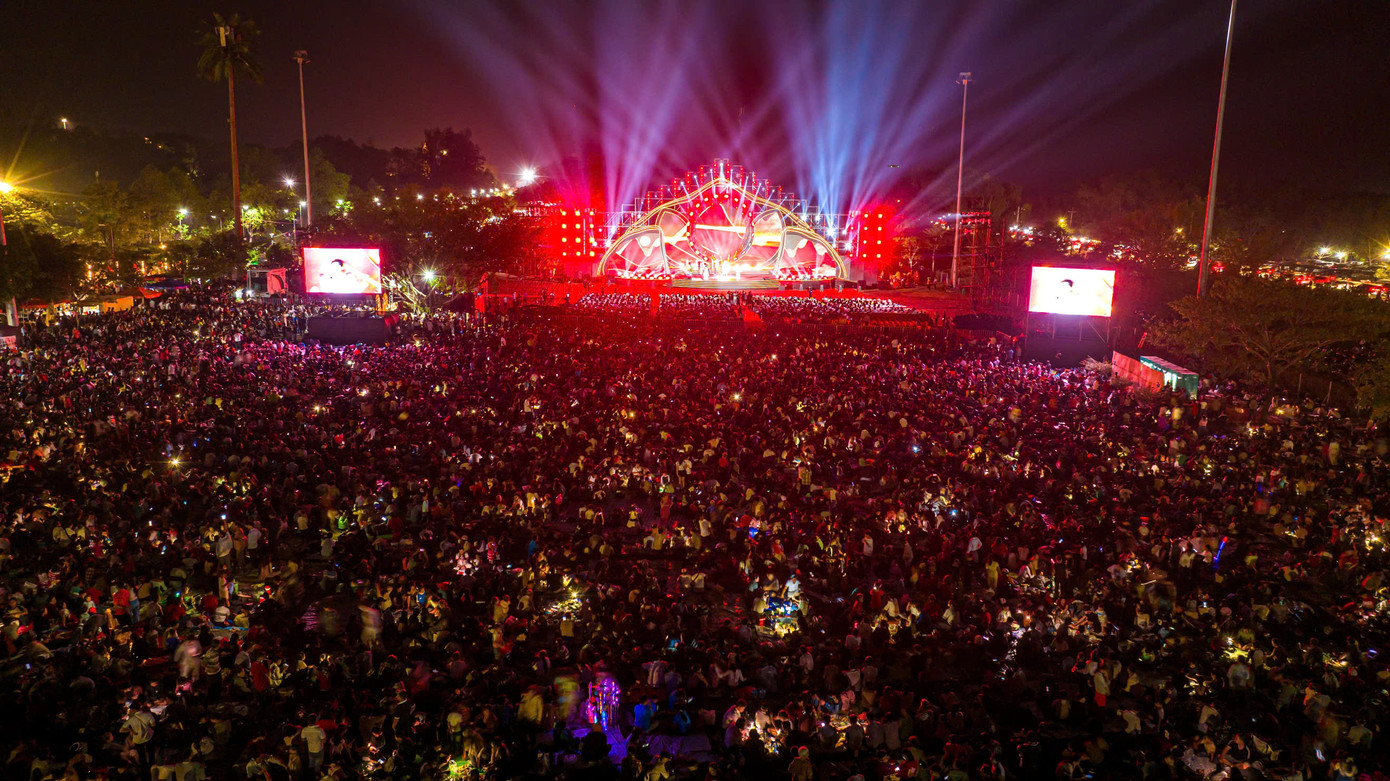 Tối mùng 4 Tết, hàng trăm nghìn người dân tập trung tại quảng trường khu vực ga đi cáp treo núi Bà Đen để xem lễ khai mạc Hội xuân núi Bà Đen tổ chức vô cùng hoành tráng. Tất cả hào hứng hoà vào không khí sôi động với các bản nhạc hit từ các ca sĩ nổi tiếng như Tùng Dương, Phúc Bồ, Rick, Trần Ngọc Ánh (quán quân The Voice 2018), nhóm nhạc MTV…