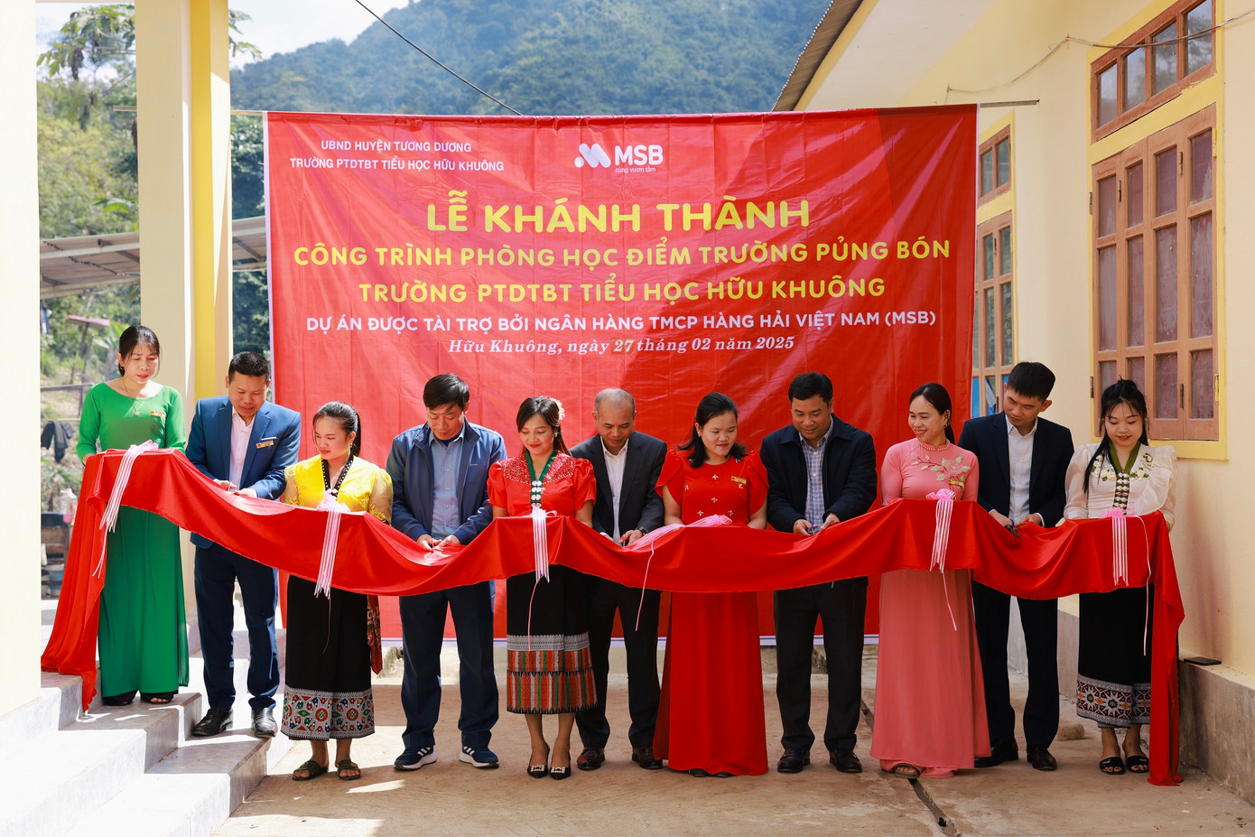 Đại diện MSB cắt băng khánh thành công trình (Ảnh: MSB) Đại diện MSB cắt băng khánh thành công trình (Ảnh: MSB)