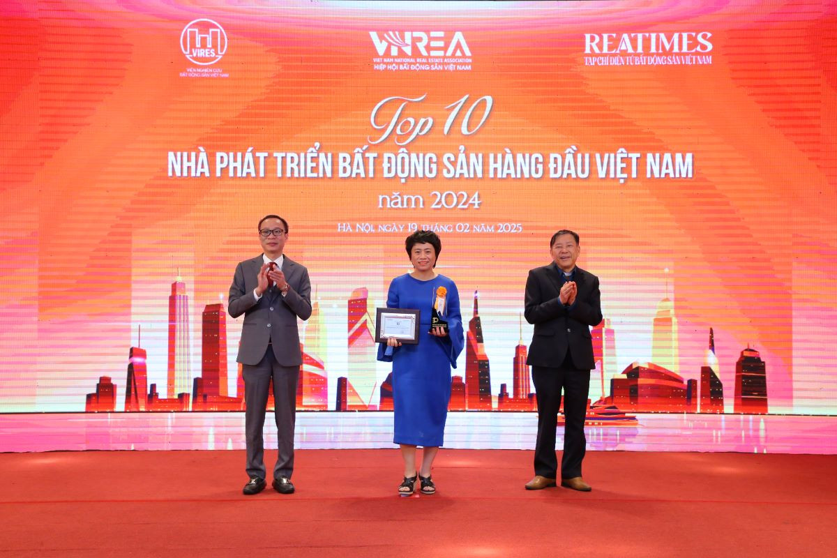 Bà Tạ Thị Thanh Huyền – Phó Tổng giám đốc Công ty Cổ phần Vinhomes, nhận giải thưởng Nhà phát triển BĐS hàng đầu Việt Nam