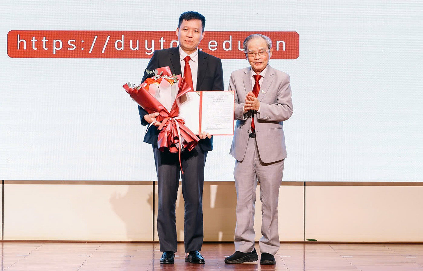 Anh hùng Lao động, Nhà giáo Ưu tú Lê Công Cơ - Chủ tịch Hội đồng ĐH Duy Tân trao quyết định bổ nhiệm chức danh Giáo sư cho PGS.TS. Nguyễn Quang Hưng - Viện trưởng Viện Nghiên cứu Khoa học Cơ bản và Ứng dụng (IFAS), ĐH Duy Tân Anh hùng Lao động, Nhà giáo Ưu tú Lê Công Cơ - Chủ tịch Hội đồng ĐH Duy Tân trao quyết định bổ nhiệm chức danh Giáo sư cho PGS.TS. Nguyễn Quang Hưng - Viện trưởng Viện Nghiên cứu Khoa học Cơ bản và Ứng dụng (IFAS), ĐH Duy Tân