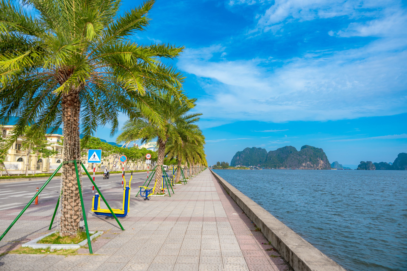 3km đường bao biển tuyệt đẹp, nơi lý tưởng để tản bộ, chạy bộ hay đạp xe thư giãn mỗi ngày. 3km đường bao biển tuyệt đẹp, nơi lý tưởng để tản bộ, chạy bộ hay đạp xe thư giãn mỗi ngày.