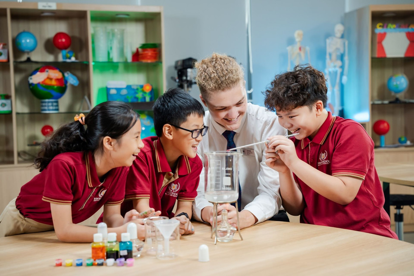 Định hướng dạy học theo chuẩn đầu ra phát triển cho học sinh các năng lực cốt lõi như tư duy phản biện, giải quyết vấn đề và ứng dụng thực tiễn. Định hướng dạy học theo chuẩn đầu ra phát triển cho học sinh các năng lực cốt lõi như tư duy phản biện, giải quyết vấn đề và ứng dụng thực tiễn.