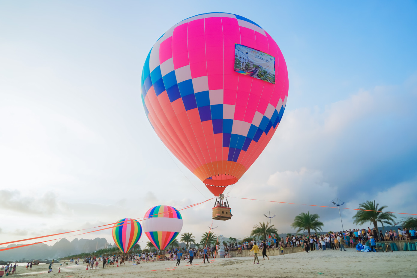 Công viên ven biển xanh mát, khu vui chơi, quảng trường trung tâm, tạo nên một không gian sống đẳng cấp, tràn đầy sức sống. Công viên ven biển xanh mát, khu vui chơi, quảng trường trung tâm, tạo nên một không gian sống đẳng cấp, tràn đầy sức sống.