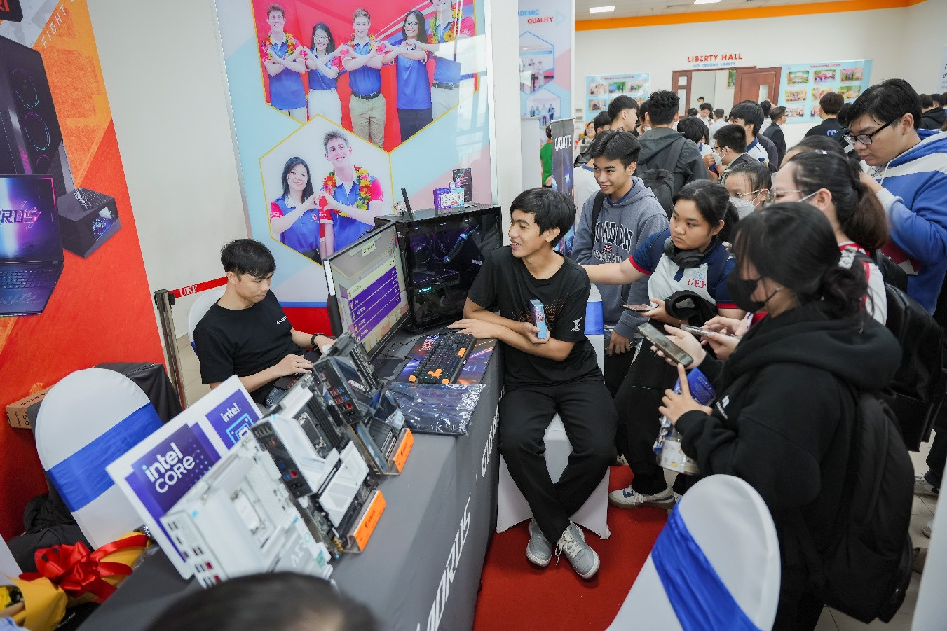 Triển lãm công nghệ thu hút các bạn trẻ tham quan, khám phá