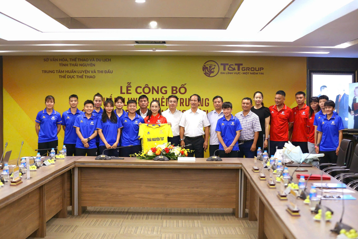 Thử thách đầu tiên của HLV Văn Thị Thanh trên cương vị dẫn dắt CLB Nữ Thái Nguyên T&T là giải Bóng đá nữ Quốc tế Hà Nội Cup T&T Group 2024 sẽ diễn ra tại sân Hàng Đẫy từ ngày 3-7/10 tới. Thử thách đầu tiên của HLV Văn Thị Thanh trên cương vị dẫn dắt CLB Nữ Thái Nguyên T&T là giải Bóng đá nữ Quốc tế Hà Nội Cup T&T Group 2024 sẽ diễn ra tại sân Hàng Đẫy từ ngày 3-7/10 tới.