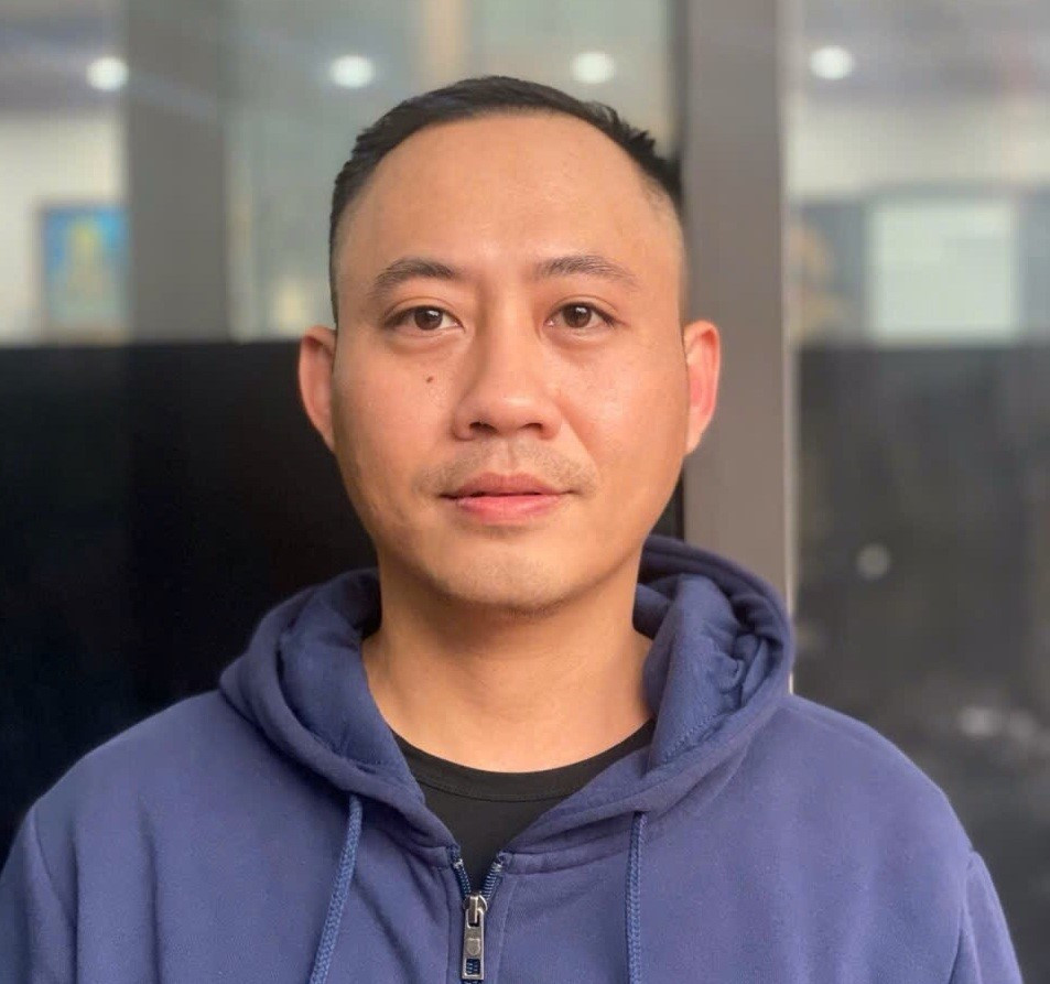 Nhận lộc đầu năm mới từ Trà Xanh Không Độ với số tiền lên đến 250 triệu đồng, anh Trần Anh Tuấn quyết tâm sẽ mua 1 chiếc xe 4 chỗ để chạy dịch vụ thay vì làm tài xế xe tải để có nhiều thời gian hơn cho gia đình. Nhận lộc đầu năm mới từ Trà Xanh Không Độ với số tiền lên đến 250 triệu đồng, anh Trần Anh Tuấn quyết tâm sẽ mua 1 chiếc xe 4 chỗ để chạy dịch vụ thay vì làm tài xế xe tải để có nhiều thời gian hơn cho gia đình.