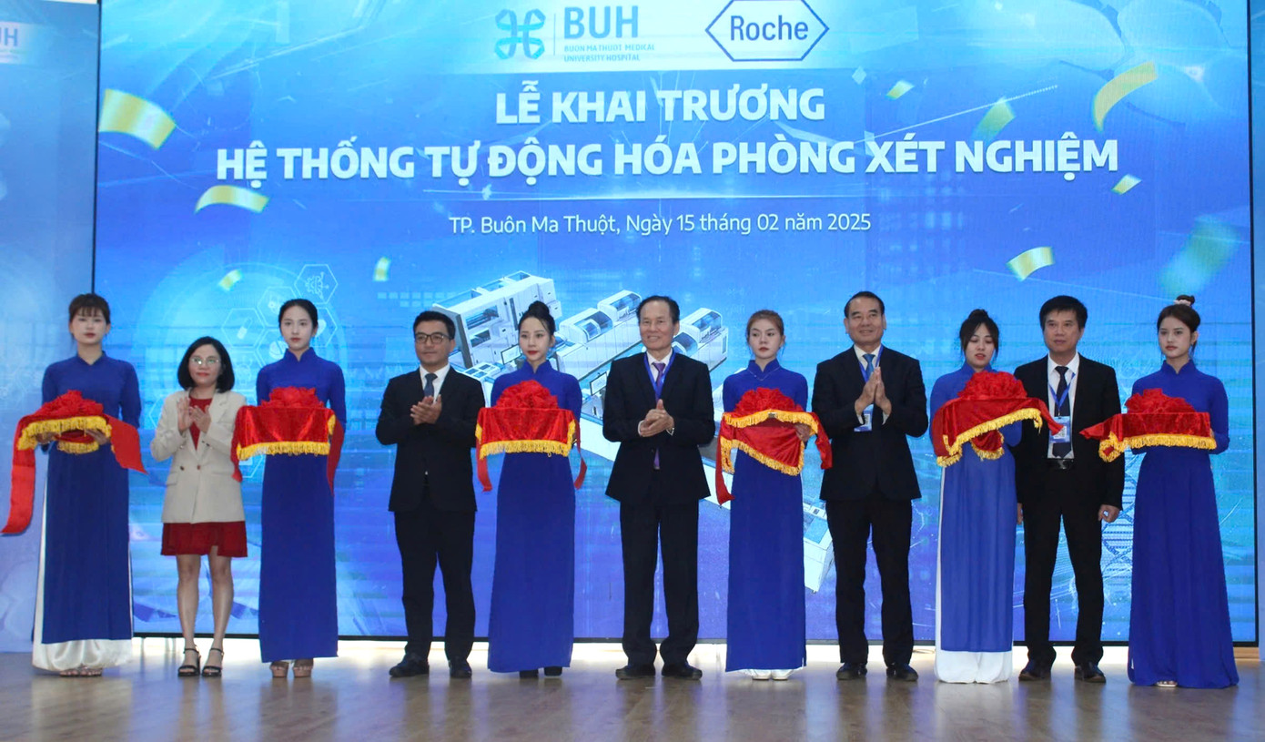 Đại biểu cắt băng khai trương hệ thống tự động hoá phòng xét nghiệm