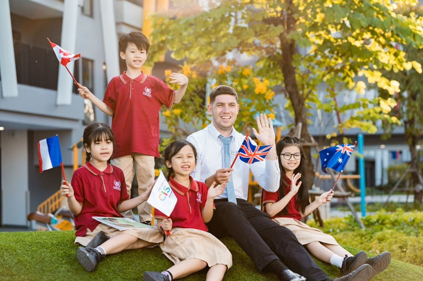 Vinschool là Hệ thống Giáo dục quy mô lớn đầu tiên tại Việt Nam đạt giám định toàn diện từ Hội đồng các Trường Quốc tế (CIS). Vinschool là Hệ thống Giáo dục quy mô lớn đầu tiên tại Việt Nam đạt giám định toàn diện từ Hội đồng các Trường Quốc tế (CIS).