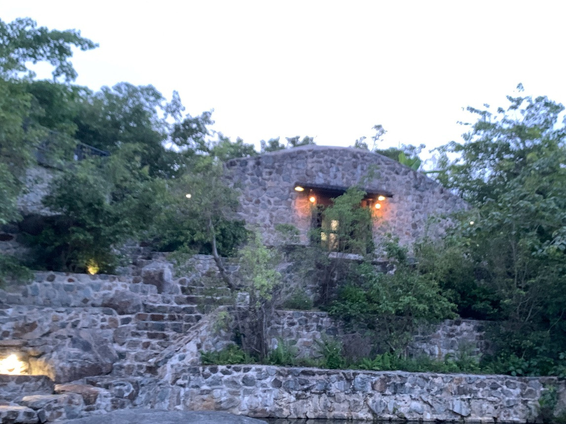 Ở M'Drak trời tối rất nhanh, khu vực nhà hang cũng lên đèn rất sớm