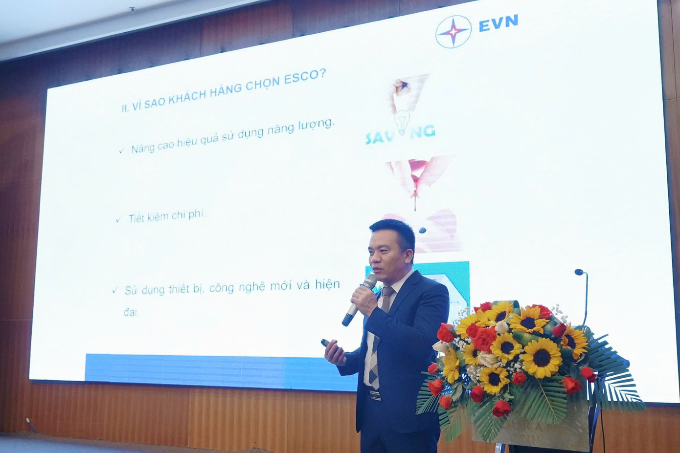 Ông Trần Viết Nguyên, Phó trưởng Ban Kinh doanh, Tập đoàn Điện lực Việt Nam phát biểu tại hội nghị Ông Trần Viết Nguyên, Phó trưởng Ban Kinh doanh, Tập đoàn Điện lực Việt Nam phát biểu tại hội nghị