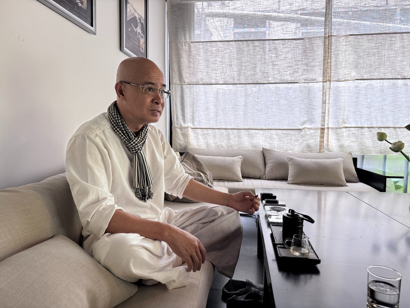 Dù ở M'Đrắk hay ở TP.HCM thì không gian, trang phục, chủ đề, tư thế... của Đặng Lê Nguyên Vũ không thay đổi. ẢNH: N.H Dù ở M'Đrắk hay ở TP.HCM thì không gian, trang phục, chủ đề, tư thế... của Đặng Lê Nguyên Vũ không thay đổi. ẢNH: N.H