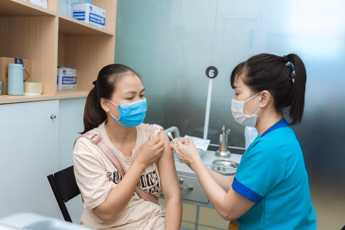 Người dân tiêm ngừa tại Tiêm chủng Long Châu