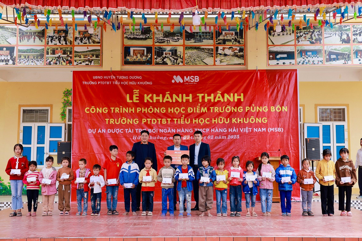 Ông Phạm Hồng Phú – Phó Tổng Giám đốc Ngân hàng Bán lẻ MSB trao tặng học bổng cho học sinh trường Tiểu học Hữu Khuông (Ảnh: MSB) Ông Phạm Hồng Phú – Phó Tổng Giám đốc Ngân hàng Bán lẻ MSB trao tặng học bổng cho học sinh trường Tiểu học Hữu Khuông (Ảnh: MSB)