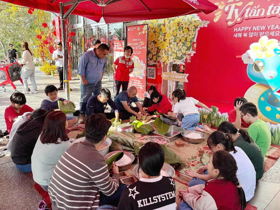 Các khách hàng tại LOTTE Mart Đà Nẵng cùng tham gia gói bánh chưng để trao tặng đến các hoàn cảnh khó khăn tại địa phương Các khách hàng tại LOTTE Mart Đà Nẵng cùng tham gia gói bánh chưng để trao tặng đến các hoàn cảnh khó khăn tại địa phương