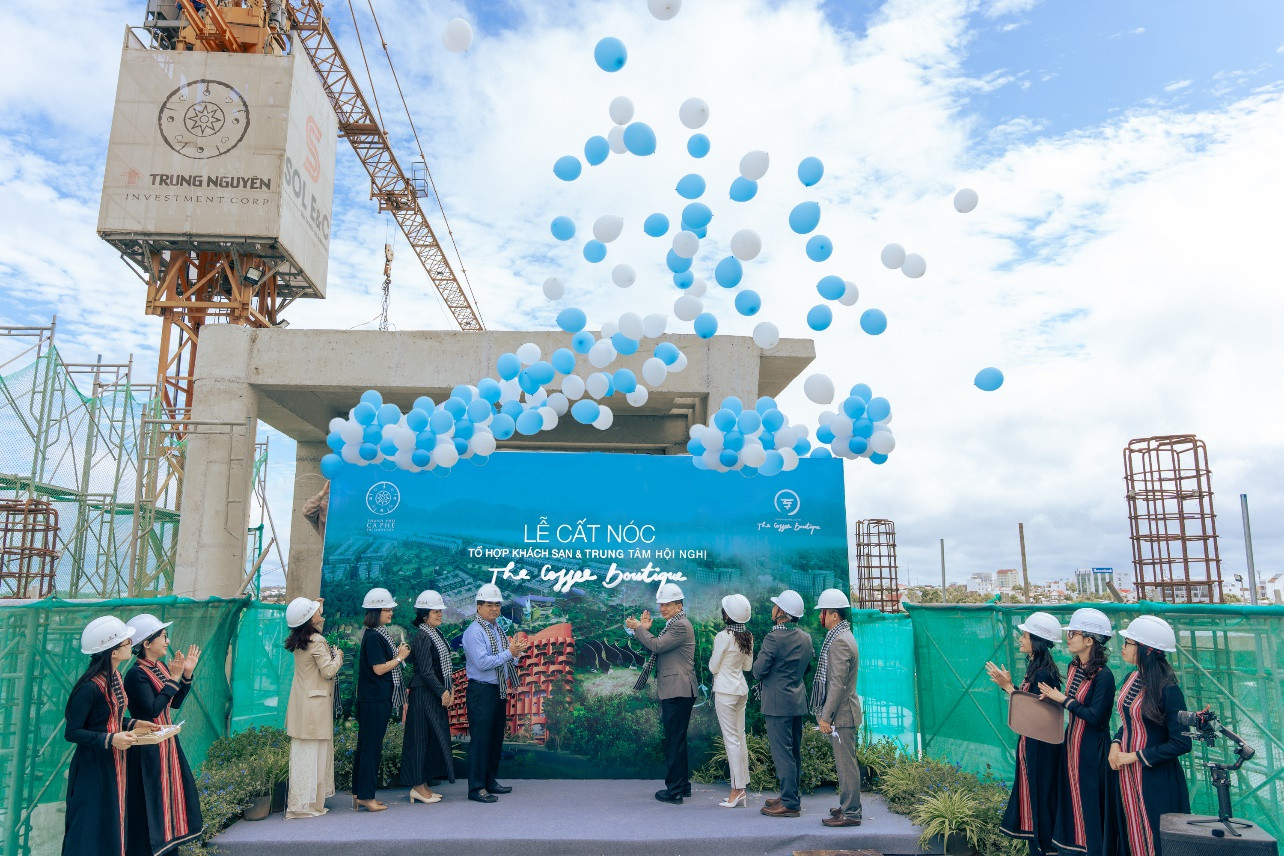 Lãnh đạo sở ngành tỉnh Đắk Lắk cùng đại diện Tập đoàn Trung Nguyên Legend và các đối tác tham gia lễ cất nóc Tổ hợp khách sạn & Trung tâm hội nghị The Coffee Boutique tại khu đô thị Thành phố Cà phê . Lãnh đạo sở ngành tỉnh Đắk Lắk cùng đại diện Tập đoàn Trung Nguyên Legend và các đối tác tham gia lễ cất nóc Tổ hợp khách sạn & Trung tâm hội nghị The Coffee Boutique tại khu đô thị Thành phố Cà phê .