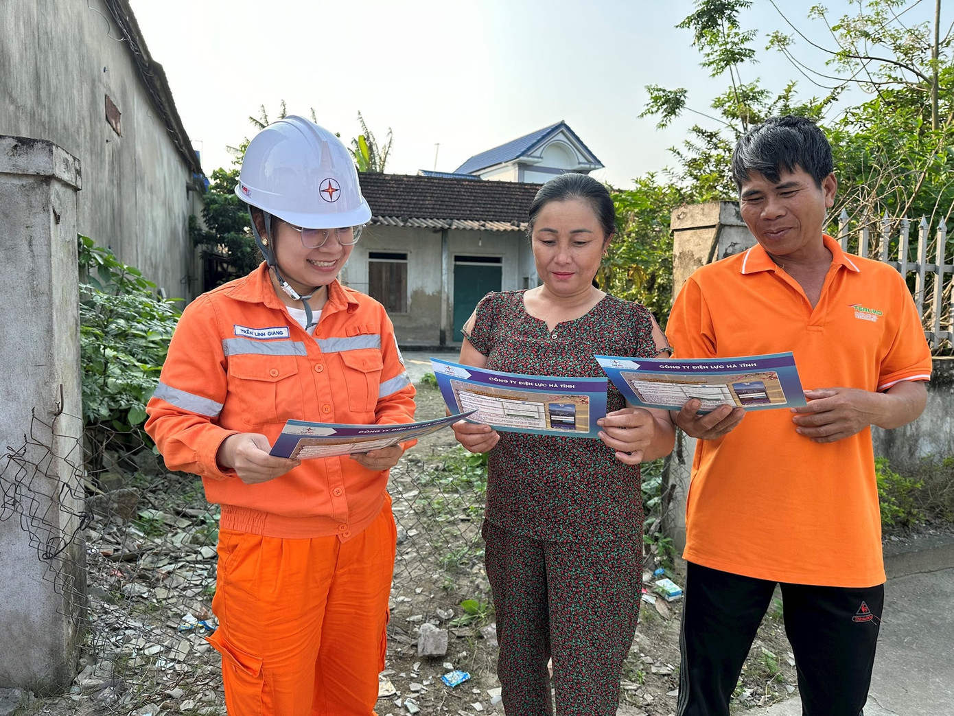 Nhân viên ngành điện tuyên truyền thực hiện các biện pháp sử dụng năng lượng tiết kiệm và hiệu quả