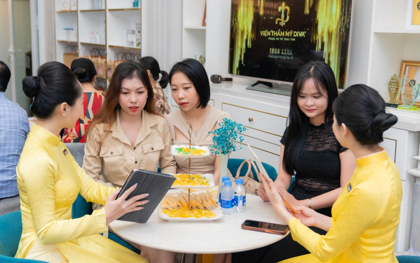 Khách hàng nhận về nhiều phần quà giá trị khi làm đẹp tại Viện thẩm mỹ DIVA trong tháng 02/2025.