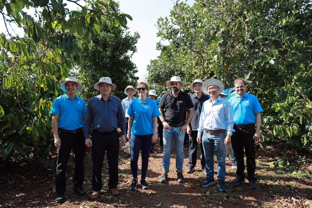 TS Lê Quốc Thanh, Giám đốc Trung tâm Khuyến nông Quốc gia (thứ 2 từ trái qua) cùng Bayer và các đối tác kỳ vọng dự án Better Life Farming sẽ hỗ trợ nông dân trong canh tác bền vững, ứng phó hiệu quả với biến đổi khí hậu.