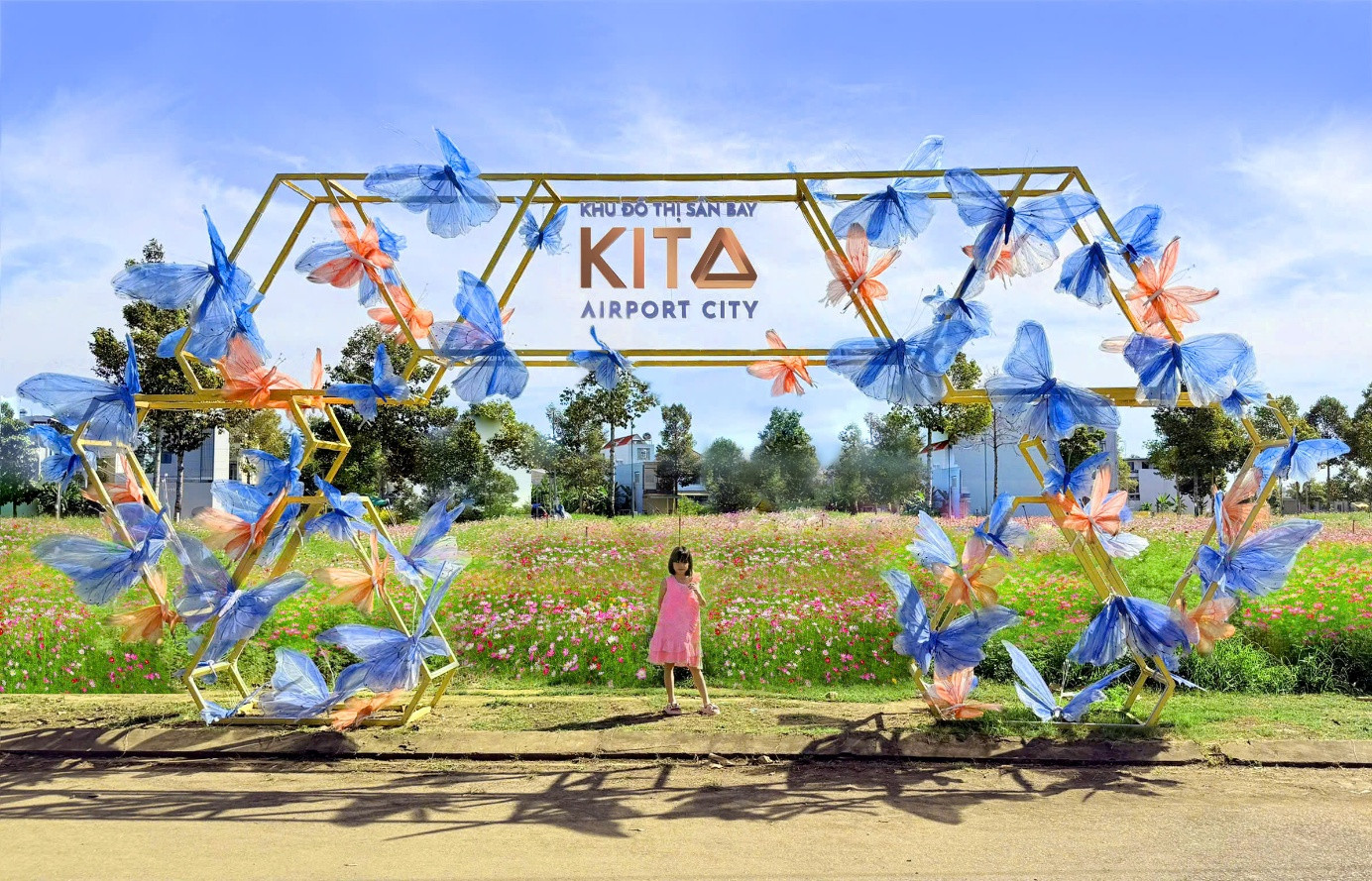 Cổng chào Vườn hoa sao nhái tại KITA Airport City. (Ảnh: KITA Group).