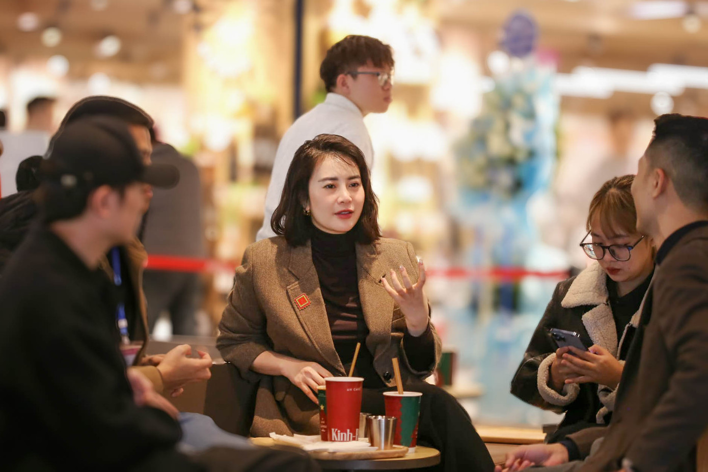 Bà Nguyễn Viên An - Giám đốc điều hành Yi He Tang Việt Nam cùng đội ngũ ấp ủ kế hoạch đưa trà Việt và các nguyên liệu nội địa vào chuỗi cung ứng trong thời gian tới. (Nguồn: Nguyễn Viên An) Bà Nguyễn Viên An - Giám đốc điều hành Yi He Tang Việt Nam cùng đội ngũ ấp ủ kế hoạch đưa trà Việt và các nguyên liệu nội địa vào chuỗi cung ứng trong thời gian tới. (Nguồn: Nguyễn Viên An)