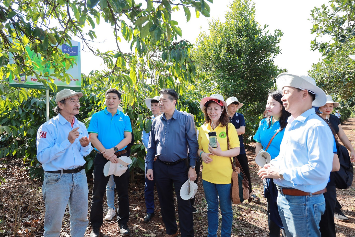 Ông Nguyễn An Sơn (bìa trái) chia sẻ việc ứng dụng canh tác theo các giải pháp từ Dự án Better Life Farming.
